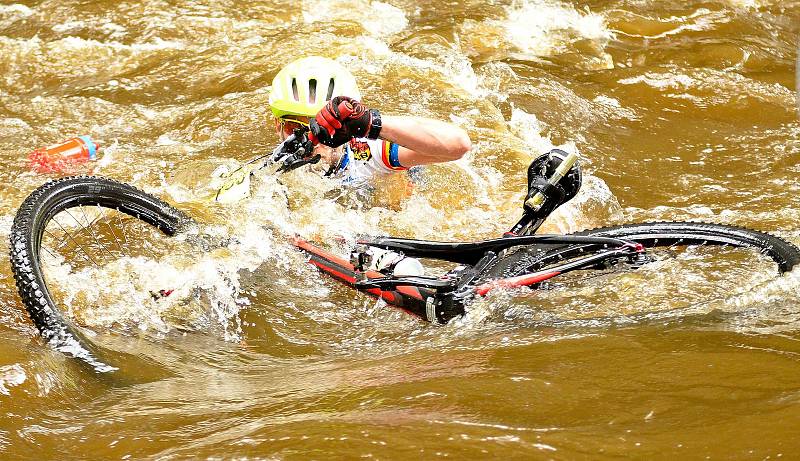 Nevyzpytatelný brod u tenisového areálu Gejzírpark nadělal v rámci 19. ročníku Karlovarského  AM bikemaratonu nejednomu bikerovi nemálo starostí, když někteří z nich se nedobrovolně vykoupali. Jak tomu bude letos?