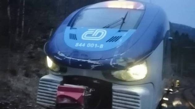 Vlak najel u Ostrova na Karlovarsku do stromu, provoz na trati se zastavil