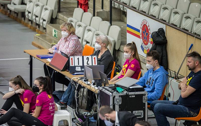 Karlovarsko sice mělo druhou semifinálovou bitvu na palubovce pražských Lvů dobře rozehranou, ale nakonec to byli právě domácí, kteří se na konci souboje radovali z výhry 3:1 na sety, čímž srovnali stav série na 1:1.