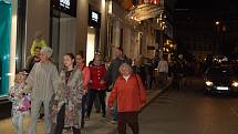 V Karlových Varech se o víkendu konal další ročník Festivalu světel, který přilákal do města tisícovky návštěvníků. Ty zcela zaplnily ulice v lázeňském centru.
