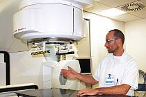 „PŘEDCHOZÍ LINEÁRNÍ urychlovač dosloužil. Bez obnovy přístrojového vybavení by nám v prosinci tohoto roku smlouva s pojišťovnou skončila,“ uvedl primář oddělení radioterapie a klinické onkologie Pavel Krištof s tím, že to by byl i konec onkologické péče.