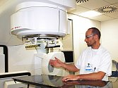 „PŘEDCHOZÍ LINEÁRNÍ urychlovač dosloužil. Bez obnovy přístrojového vybavení by nám v prosinci tohoto roku smlouva s pojišťovnou skončila,“ uvedl primář oddělení radioterapie a klinické onkologie Pavel Krištof s tím, že to by byl i konec onkologické péče.