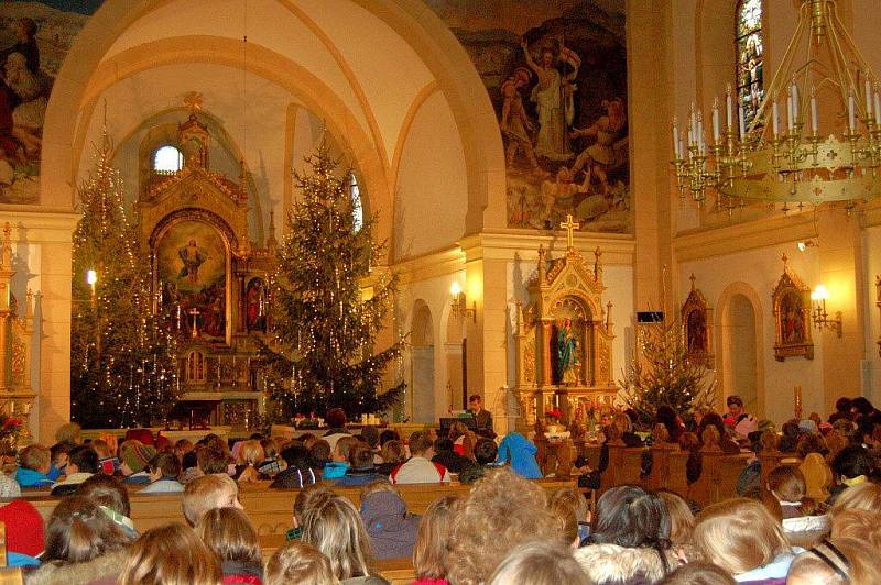 Tradiční předvánoční akci přichystala v úterý dopoledne pro děti ze škol Základní umělecká škola Antonína Dvořáka Karlovy Vary. 