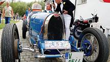Vůz Bugatti 37A byl jednou z ozdob osmého ročníku Karlovarské veterán rallye. Jitka Masojídková z VCC České Budějovice za volantem vozu z roku 1928 ukázala, že ani po osmdesáti letech neztratil tento unikát nic ze svého sportovního ducha.