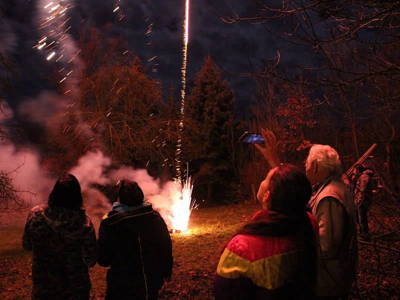 Příchod nového roku slavily tisíce lidí ve velkých městech Karlovarského kraje, ale i v malých obcích. Sousedé a přátelé se tak sešli například v Hlavně na Sokolovsku, kde si užívali té pravé silvestrovské zábavy a nechyběl ani půlnoční ohňostroj.