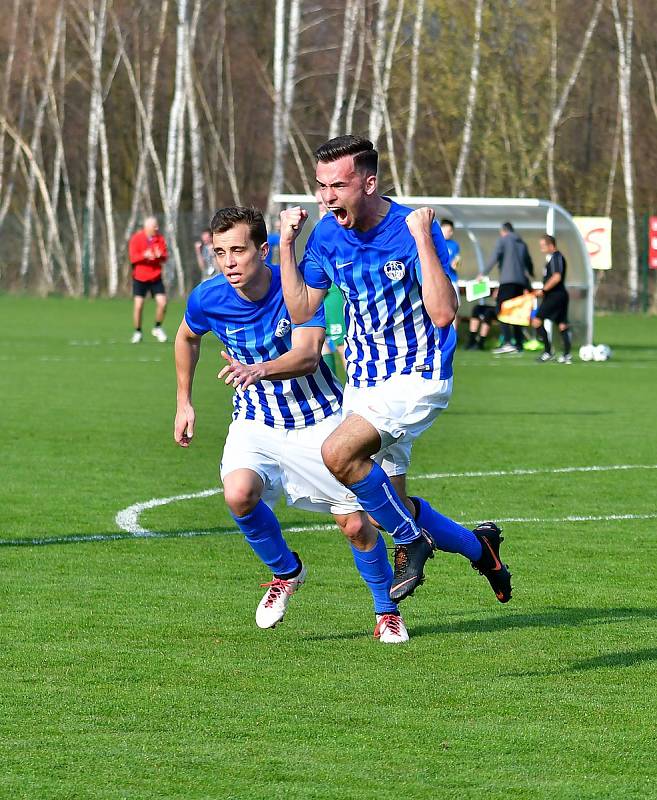 Fotbalisté Ostrova dosáhli proti Nymburku (v zeleném) na důležitou výhru 3:2.