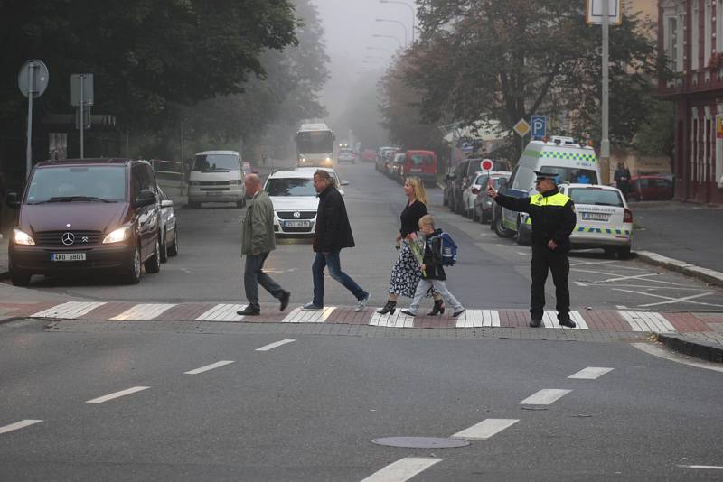 V Karlovarském kraji začal nový školní rok. Zaznamenali jsme zahájení školního roku v základních školách v Dolním Žandově, Lokti a před ZŠ Dukelská v Karlových Varech.