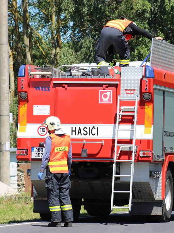 Odklízení vraku osobního vozu, ve kterém vyhasl jeden lidský život.