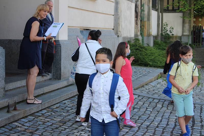 Letošní školní rok byl jiný. Kvůli koronaviru si řada dětí vylepšila své známky na závěrečném vysvědčení, nejinak tomu bylo i na Základní škole Dukelských hrdinů. Z vysvědčení měli pochopitelně největší radost prvňáčci.