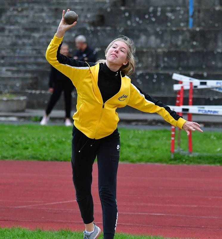 Karlovarské kontrolní závody uspořádal v týdnu na městském atletickém stadionu v lázeňském městě Triatlet Karlovy Vary.