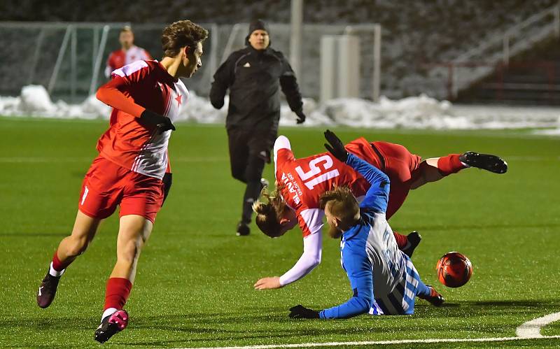 První utkání v rámci zimní přípravy mají úspěšně za sebou fotbalisté třetiligové karlovarské Slavie, kteří porazili Ostrov vysoko 8:2.