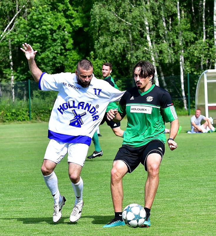 V rámci vzpomínkového utkání nestačila karlovarská Energie na výběr Vězeňské služby Ostrov (v bílém), kterému podlehla 5:6.