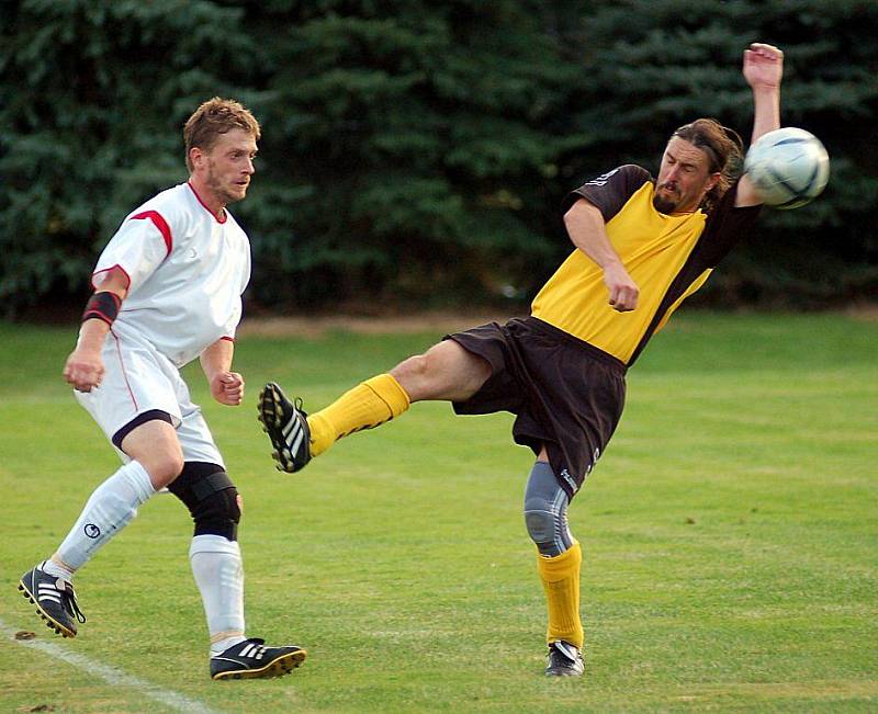 V dalším pokračování krajské I. B třídy podlehly po vyrovnaném prvním poločase Dalovice (v bílém) týnu Lipové v poměru 1:3.