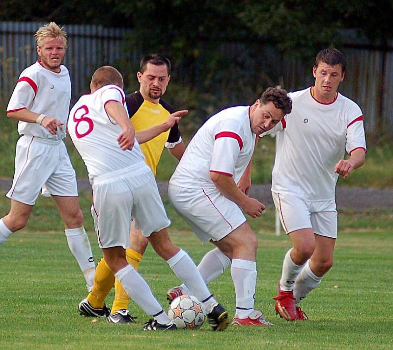 V dalším pokračování krajské I. B třídy podlehly po vyrovnaném prvním poločase Dalovice (v bílém) týnu Lipové v poměru 1:3.