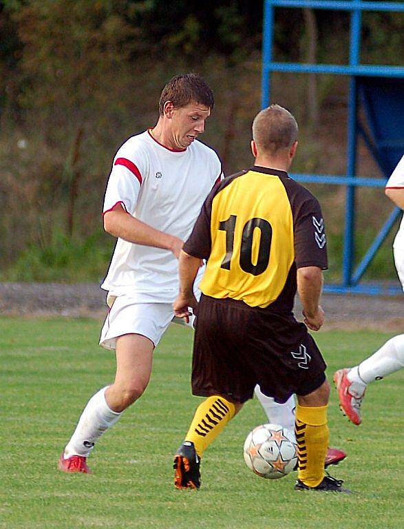 V dalším pokračování krajské I. B třídy podlehly po vyrovnaném prvním poločase Dalovice (v bílém) týnu Lipové v poměru 1:3.