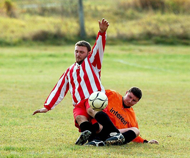 Ve vloženém středečním kole IV. fotbalové třídy na sebe narazili hráči týmů z horní poloviny tabulky. Slavia Krásné Údolí (v červenobílém) hostila na svém hřišti nováčka TJ Dvory Karlovy Vary (v oranžovém).