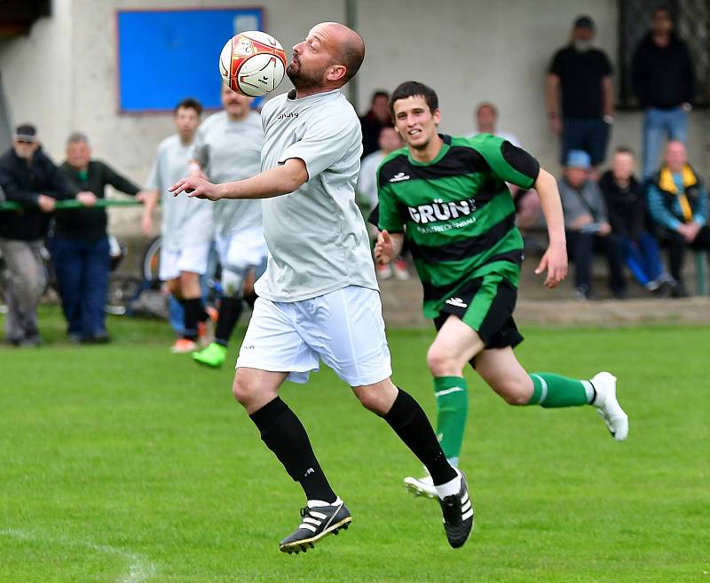 Dalovice slavily v jarní části třetí výhru v řadě za sebou, když tentokrát pokořily Pernink (v pruhovaném) 4:0.