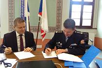 Podpis smlouvy - starosta Čekan a ředitel Zange