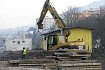 TĚŽKÁ TECHNIKA hravě zvládla i demolici bývalé ubytovny v areálu dolního nádraží.