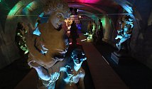 Pohled do tváří barokních soch ve Valči umocňují moderní světelné efekty i hudba