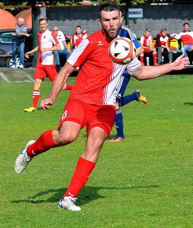 Fotbalisté karlovarské Slavie uhráli s vedoucími Zápy (v pruhovaném) bezbrankovou remízu. V následném penaltovém rozstřelu se jim však nedařilo a prohráli v poměru 6:7.