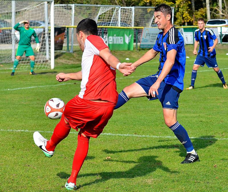 Fotbalisté karlovarské Slavie uhráli s vedoucími Zápy (v pruhovaném) bezbrankovou remízu. V následném penaltovém rozstřelu se jim však nedařilo a prohráli v poměru 6:7.