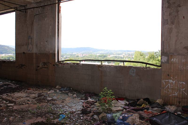 Redaktoři Deníku prošli bývalý areál pivovaru. Je plný odpadků, ale i potřeb pro narkomany. V odstavených kamionech bydlí bezdomovci.