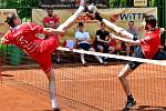 Nohejbalisté SK Liapor Karlovy Vary se v sobotu představí na kurtech Vsetína. 