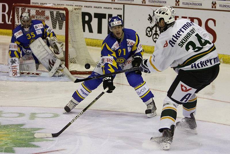 Hokejisté Energie Karlovy Vary (v bílém) neuspěli ani ve druhém vystoupení na Spengler Cupu v Davosu a prohráli s domácím týmem 3:5.