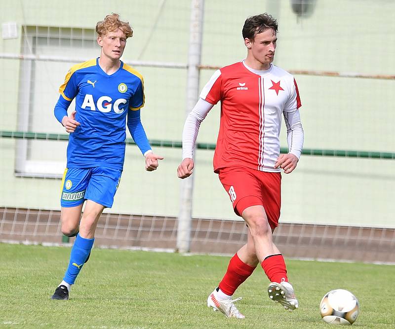 V souboji třetiligových týmů uspěla karlovarská Slavia, která porazila Teplice B 2:0.