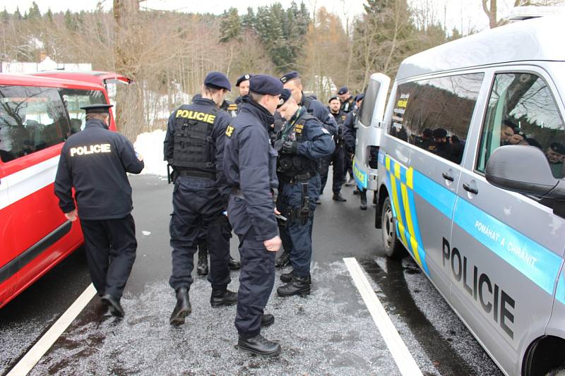 Preventivní policejní akce na tržnici v Potůčkách.