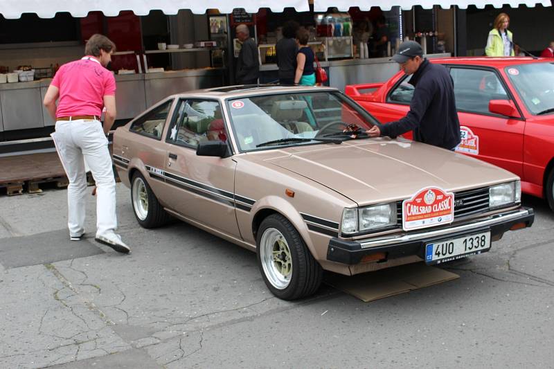 Účastníci 5. ročníku Carlsbad Classic, veteránské soutěže automobilů.