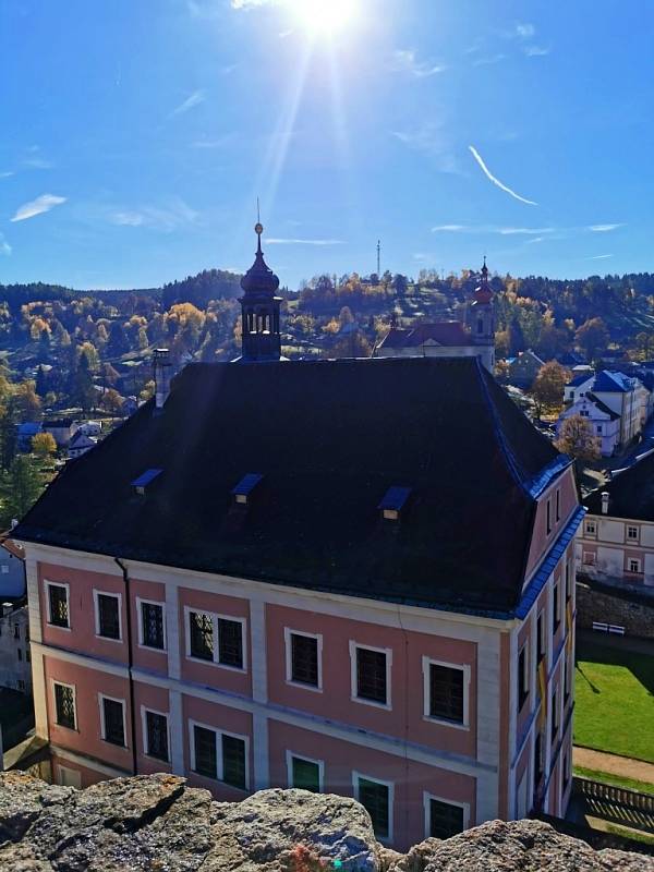 Zámek a hrad Bečov navštěvují desítky tisíc lidí ročně.