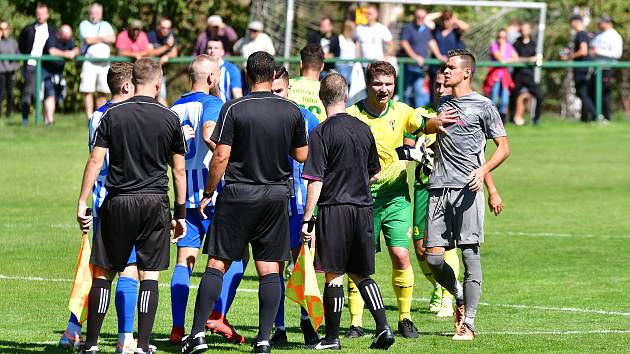 Fotbalisté Ostrova uspěli na půdě Dvorů, kde vydolovali vítězství 2:1.