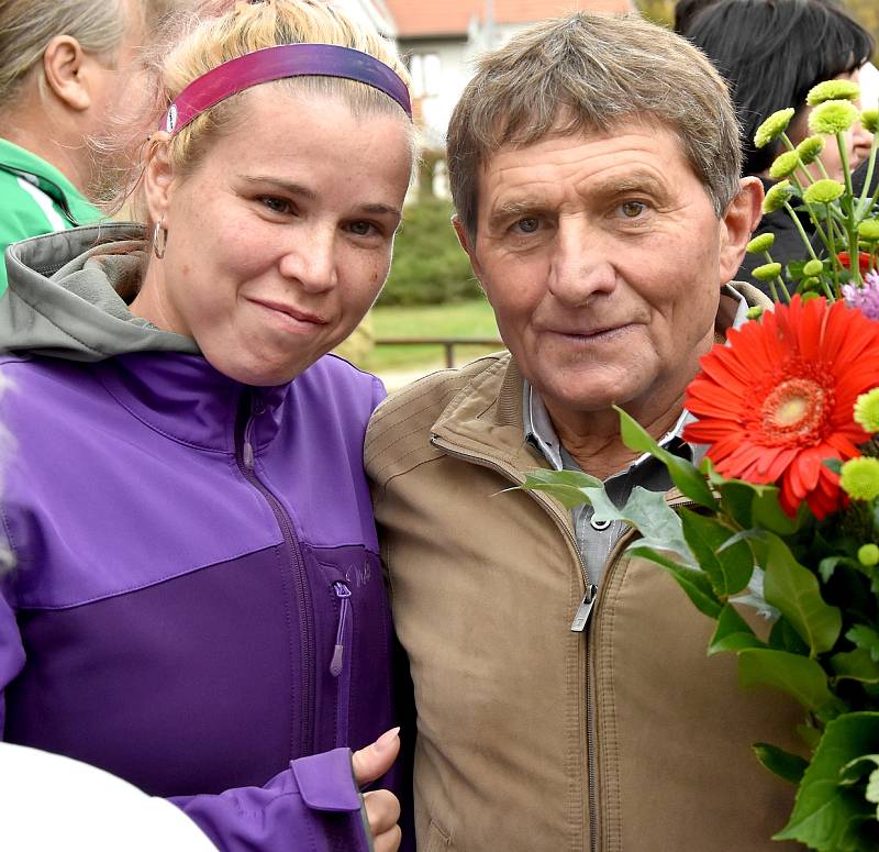 Bouřlivé přivítání připravilo městečko Chyše a jeho obyvatelé pro trenéra Josefa Váňu, žokeje Jana Kratochvíla i koně. Ti slavili v různé podobě úspěch při letošní Velké pardubické. Na setkání se svými hrdiny přišli malí i velcí. Foto: Daniel Seifert