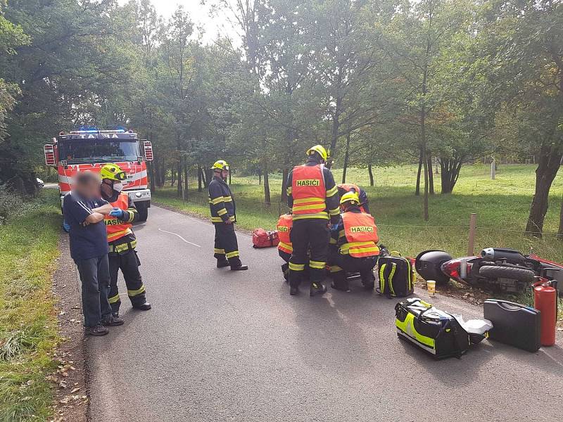 Požáry strojů, lesa i nehody aut a motorkářů. Hasiči zasahovali u 55 událostí