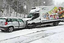 Jedna z dopravních nehod na zasněžených silnicích. Tato se stala u Bečova nad Teplou.
