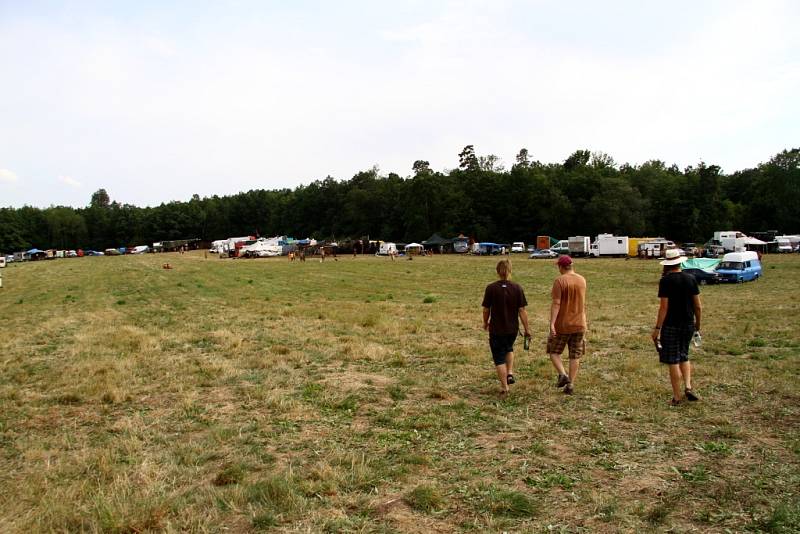 Techno párty ve vojenském újezdu Hradiště nedaleko vesničky Mašťov