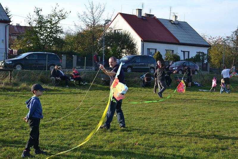 V Hájích u Chebu se v sobotu konala Drakiáda. Všichni účastníci si to opravdu užili, protože byl poslední teplý den a k tomu foukal i příjemný větřík, který draky dokázal udržet ve vzduchu.