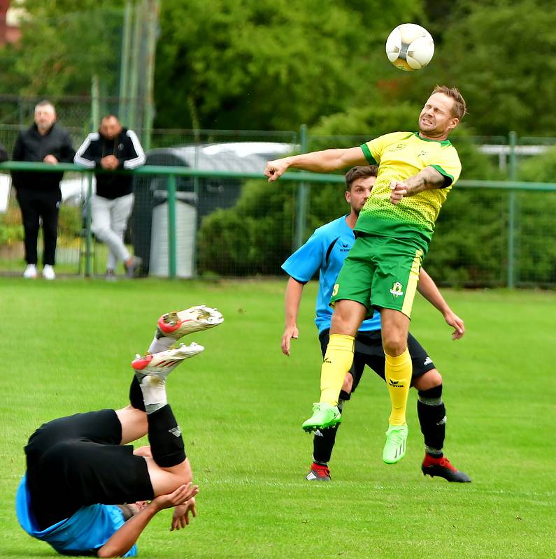 Dvory (ve žlutém) porazily 7:0 výběr Lomnice.