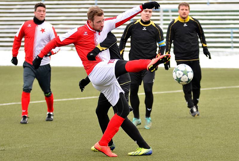 Krajské derby divizních týmů mezi Slavií Karlovy Vary a Mariánskými Lázněmi skončilo po nerozhodném výsledku 1:1 dělbou bodů.