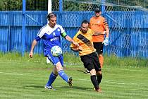 Fotbalisté Božičan (ve žlutém) se o víkendu představili na půdě nejdecké rezervy, kde nakonec prohráli 2:3.