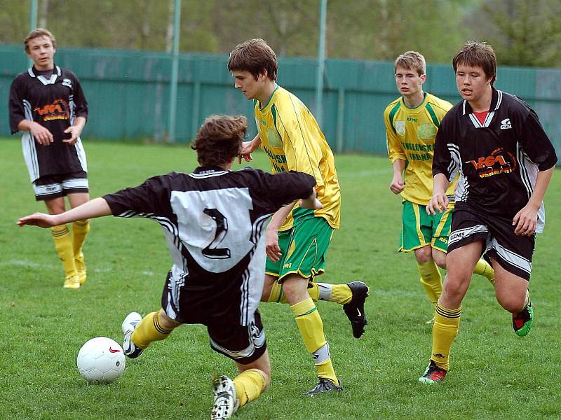 Třiadvacátou výhru si připsali ve třiadvacátém kole krajského přeboru dorostu na své konto hráči rezervy sokolovského Baníku (v zelenožlutém), když Nejdek ( v černém) pokořili v poměru 10:0.