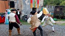 Sobotní odpoledne na hradě Hauenštejn se neslo v duchu historického šermu. O zábavu se postaraly skupiny Gotika, Balteus a Rebel. Některá vystoupení kombinovala historický šerm s dobovými tanci.