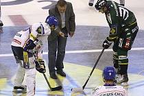 V prvním kole extraligy vyhráli hokejisté karlovarské Energie na ledě Kladna 5:3.