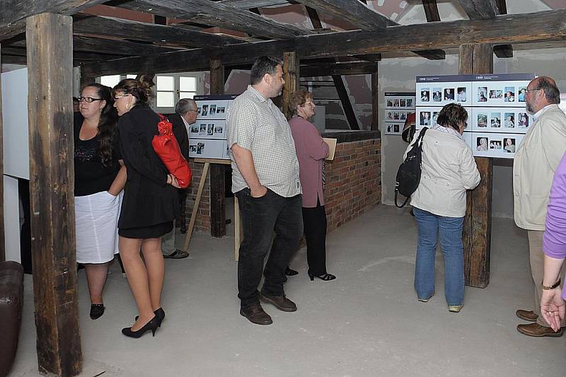 Slavnostní vernisáží začala v Payerově domě v Lokti fotografická výstava věnovaná Mezinárodnímu filmovému festivalu