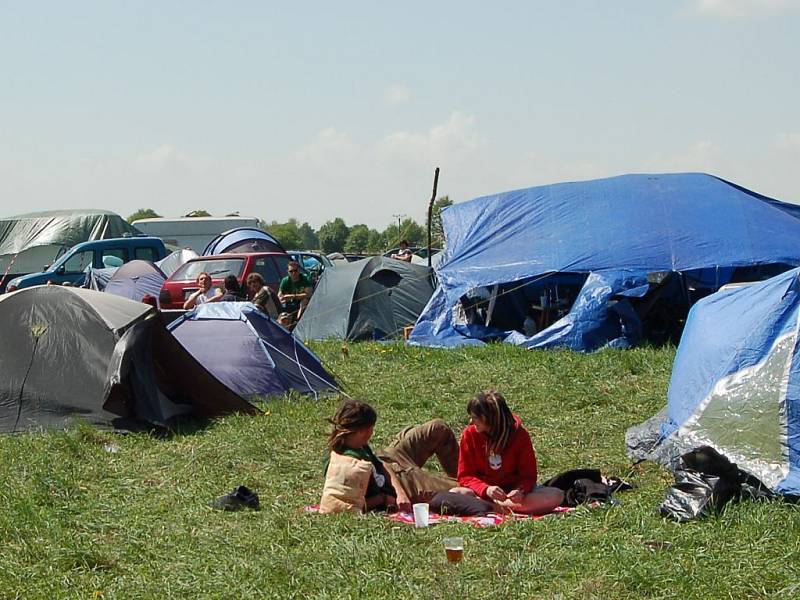 Soukromá letištní plocha v Květné u Krajkové je v obležení technařů.