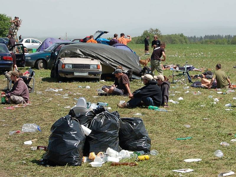 Soukromá letištní plocha v Květné u Krajkové je v obležení technařů.