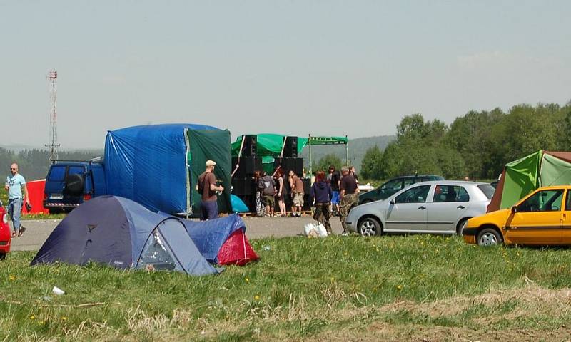 Soukromá letištní plocha v Květné u Krajkové je v obležení technařů.