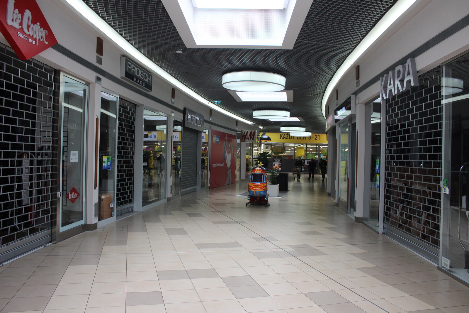 OBRAZEM: Obchody v karlovarských nákupních centrech čekají na zákazníky -  Karlovarský deník